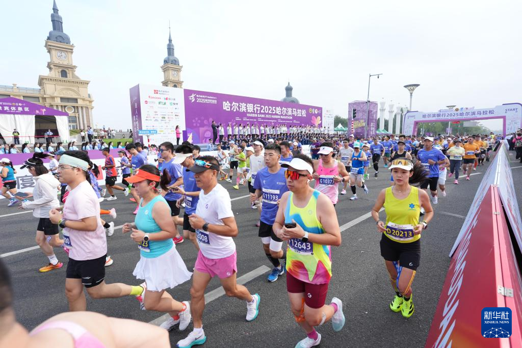 新华社记者, 万人参加, 万人参加